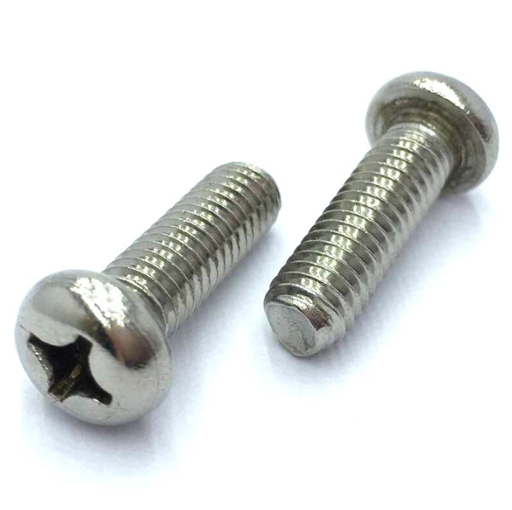 Wat is het belangrijkste verschil tussen schroeven met platte kop en schroeven met verzonken kop?