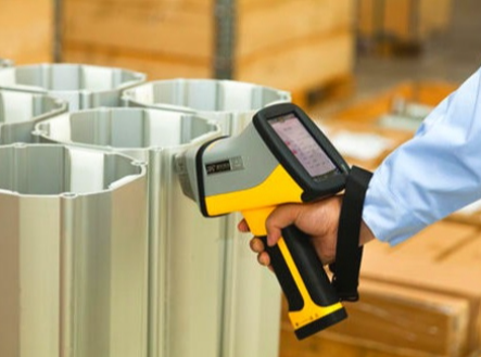 Kunnen chemische oplossingen en magneten worden gebruikt om de authenticiteit van roestvrijstalen bevestigingsmiddelen snel te identificeren?