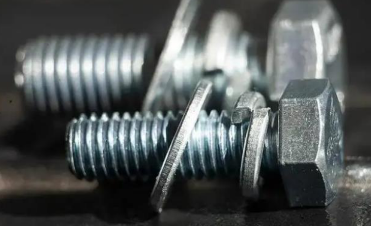Wat zijn de respectievelijke functies van veerringen en platte ringen?